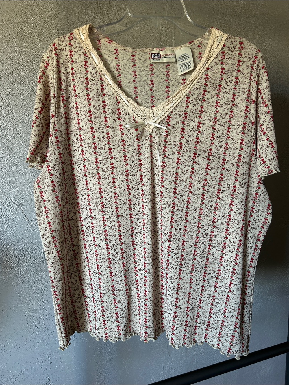 Faded Glory Cream Short Sleeve Top with Pink Floral Stripe Accents